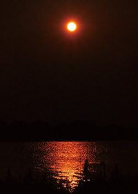 日の入りと水辺への映り込みのA4サイズ背景素材