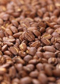 真ん中で主張するコーヒ豆のA4サイズ背景素材