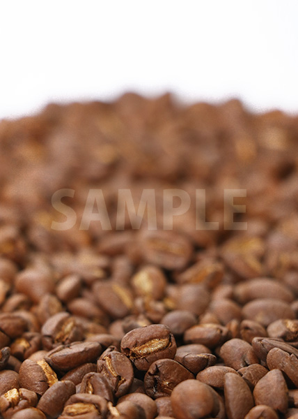 積もったコーヒ豆のA4サイズ背景素材