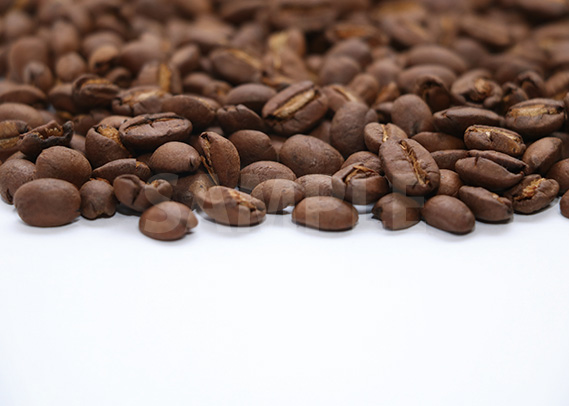 コーヒ豆が上半分に散らばるA4サイズ背景素材