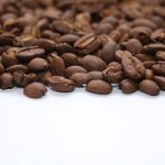 コーヒ豆が上半分に散らばるA4サイズ（横）背景素材