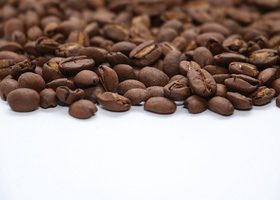 コーヒ豆が上半分に散らばるA4サイズ背景素材