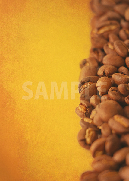 コーヒ豆が横半分に散らばるA4サイズ黄色背景素材