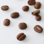 コーヒ豆が散らばるA4サイズ背景素材