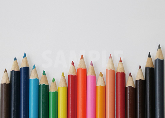 色鉛筆がランダムに並ぶA4サイズ背景素材