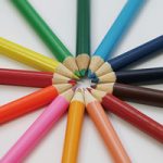 色鉛筆が放射状に並ぶA4サイズ背景素材（縦）