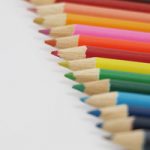 色鉛筆が斜めに並ぶA4サイズ背景素材