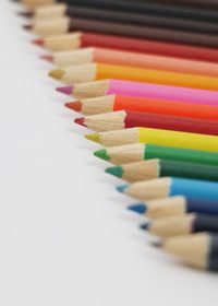色鉛筆が斜めに並ぶA4サイズ背景素材