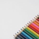 色鉛筆が斜めに整列するA4サイズ背景素材（横）