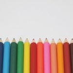 色鉛筆が整列するA4サイズ背景素材（横）