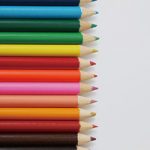 色鉛筆が縦に整列するA4サイズ背景素材