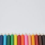 色鉛筆が横に整列するA4サイズ背景素材