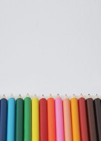 色鉛筆が横に整列するA4サイズ背景素材