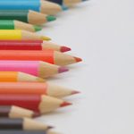 色鉛筆が縦にランダムに並ぶA4サイズ背景素材