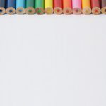 色鉛筆の後ろが並んだA4サイズ背景素材