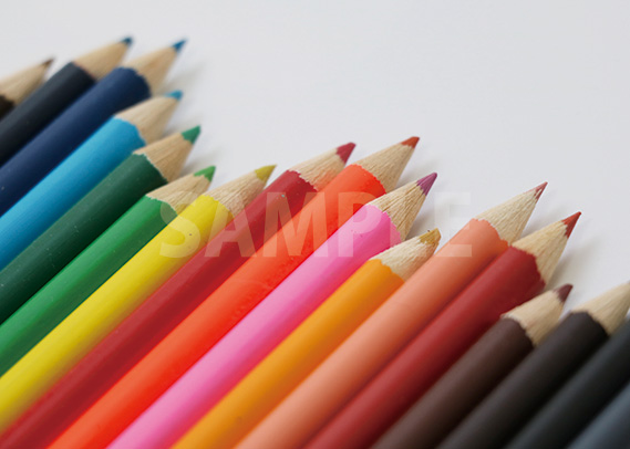 色鉛筆が斜めにランダムに並ぶA4サイズ背景素材