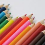 色鉛筆が斜めにランダムに並ぶA4サイズ背景素材