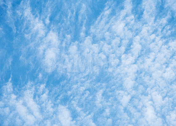 雲が広がる空のA4サイズ背景素材