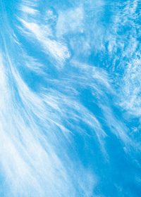 青い空と流れる雲のA4サイズ背景素材