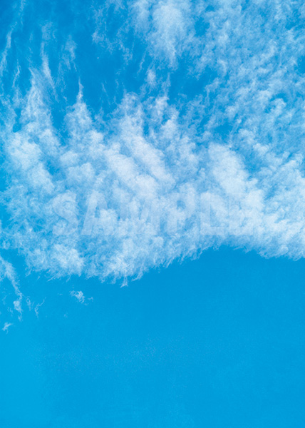 青い空と雲のA4サイズ背景素材