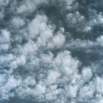 ダークな印象の空と雲のA4サイズ背景素材