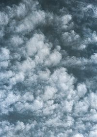 ダークな印象の空と雲のA4サイズ背景素材