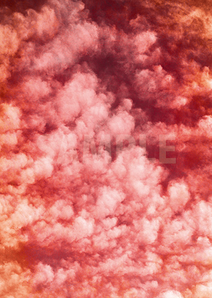 赤く色づけた空と雲のA4サイズ背景素材
