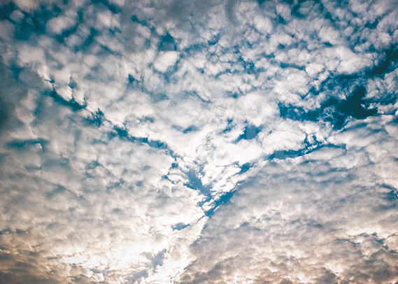 所々隙間が見える空と雲のA4サイズ背景素材