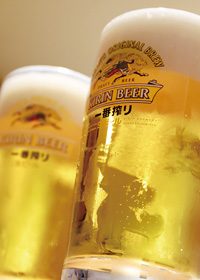 生ビール（ジョッキ）のA4サイズ背景素材