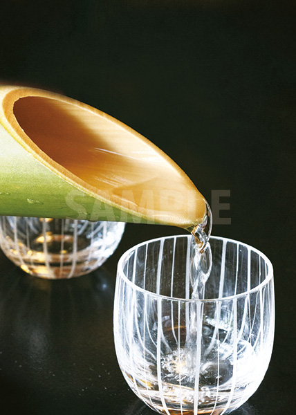 竹に入った日本酒を注ぐA4サイズ背景素材