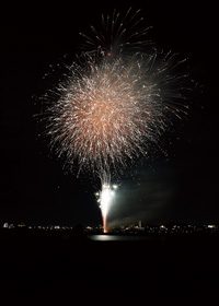 打ち上げ花火のA4サイズ背景素材データ