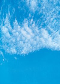 青い空と雲のA4サイズ背景素材